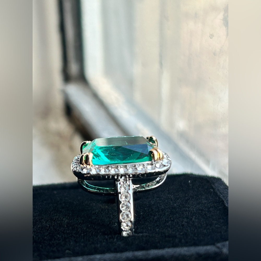 Size 8 - Beautiful Teal Green Cocktail Ring, Large Center Stone - Picture 11 of 17